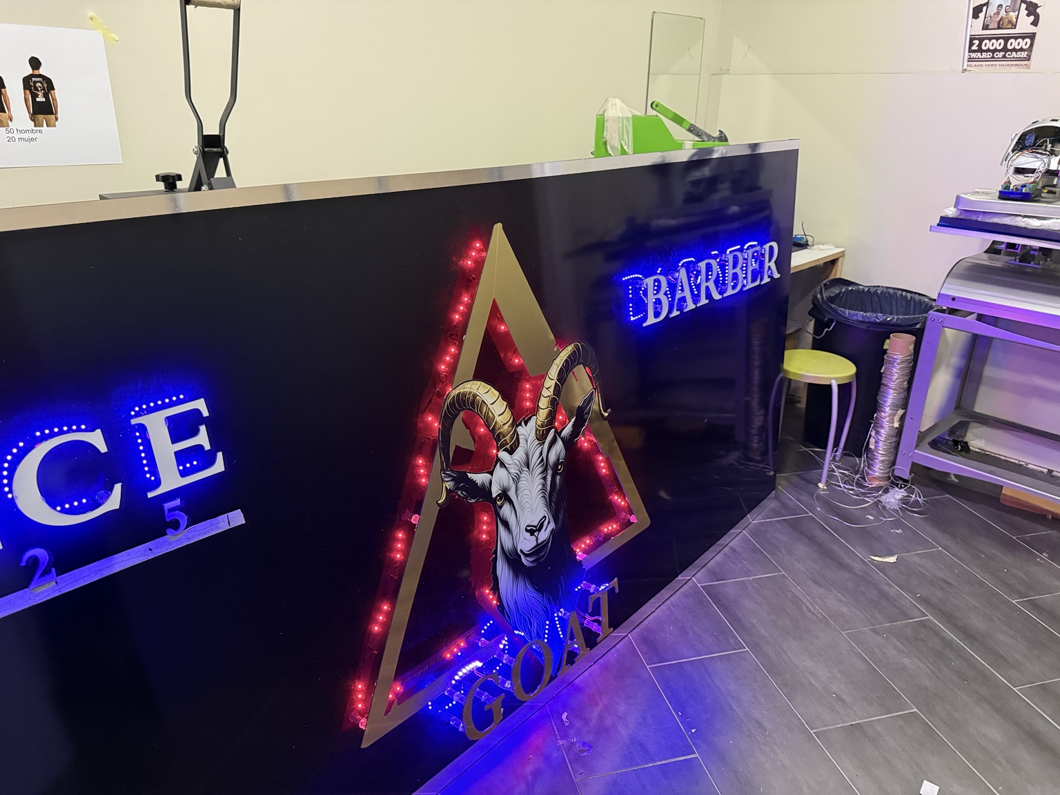Rotulación iluminada en el interior de la barbería