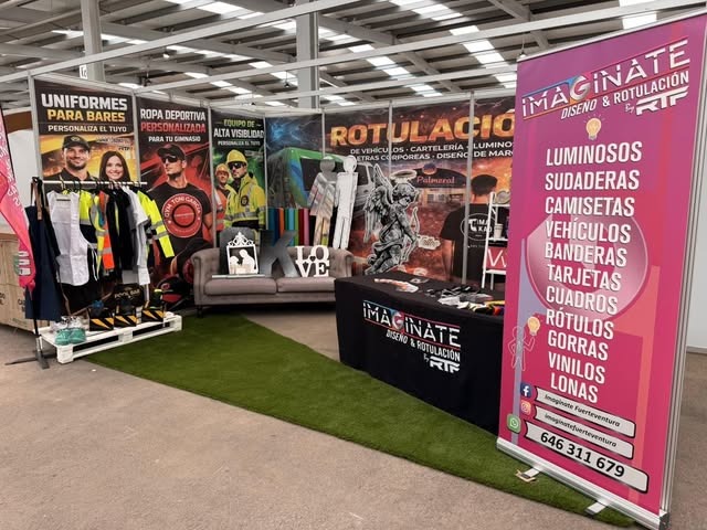 Expositor de Imagínate con textil personalizado, roll-up y muestras de rotulación