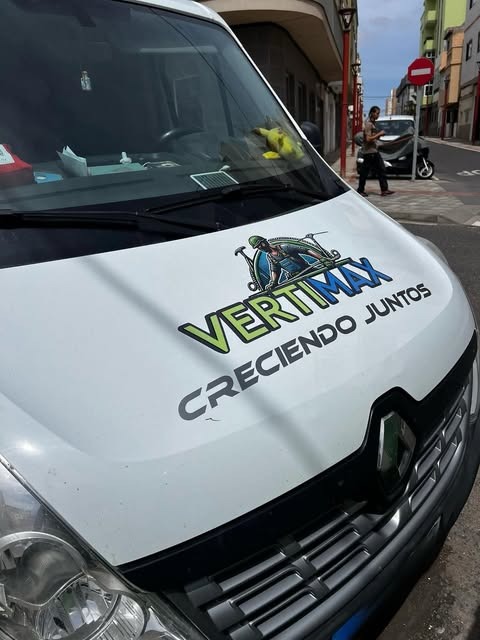 Logotipo Vertimax aplicado al capó de la furgoneta